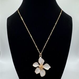 Elegant Gold and White Flower Pendant Necklace